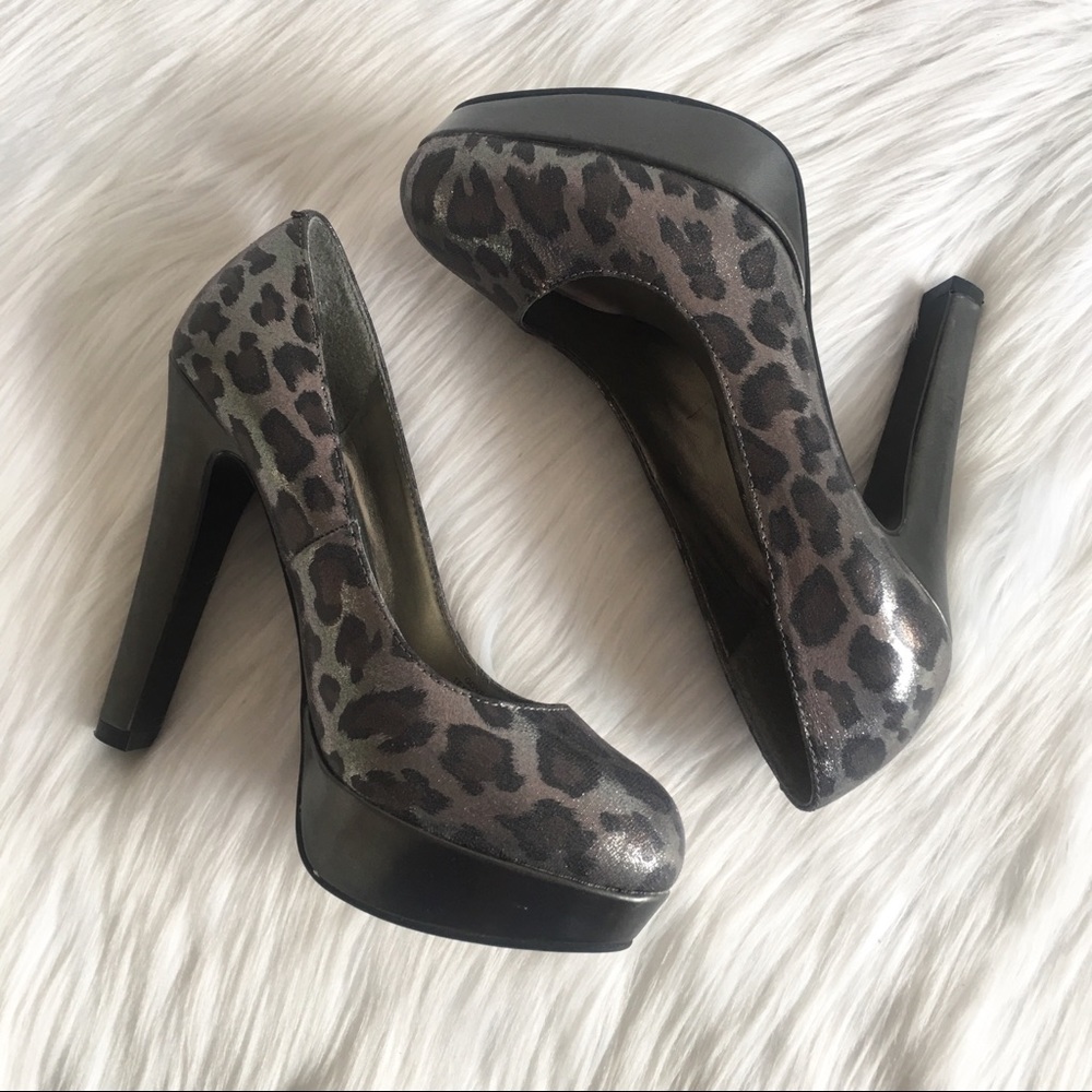 G by Guess Leopard Print Pewter Fabric Gray Pumps